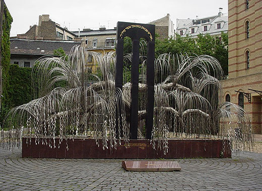 Будапешт, синагога, Мемориал мучеников-евреев (Zsidó mártírok emlékműve)