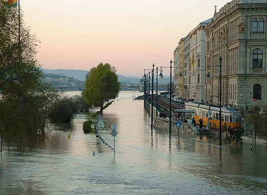 Будапешт, затопленная набережная