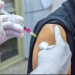Правительство дает работодателям право требовать от работников прививки