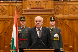Президент Венгрии ответил на требование об отставке Президент Венгрии ответил на требование об отставке